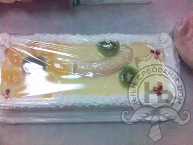 србовање: Slikano u jednoj poslasticarnici u Cacku, majka je kupovala detetu tortu za rodjendan :)